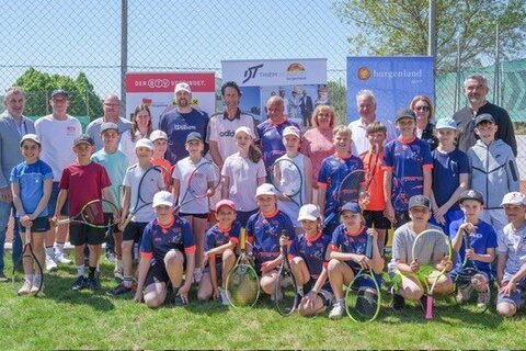vlnr.: BTV-Präsident Günter Kurz, BTV-Kids Referent Reini Koppi, BTV-Generalsekretär Markus Pingitzer, BTV-Jugendreferentin Silvia Posch, Sport Burgenland Referent Bernd Solga, Leiter Thiem Academy Bgld. Wolfgang Thiem, Obmann TC Großhöflein Paul Wallner, Bürgermeisterin Großhöflein Maria Zoffmann, ASVÖ-Präsident Robert Zsifkovits, BTV-Frauenreferentin/Turnierveranstalterin Vanessa Sommer und Sportlandesrat Heinrich Dorner mit zahlreichen begeisterten Kindern.