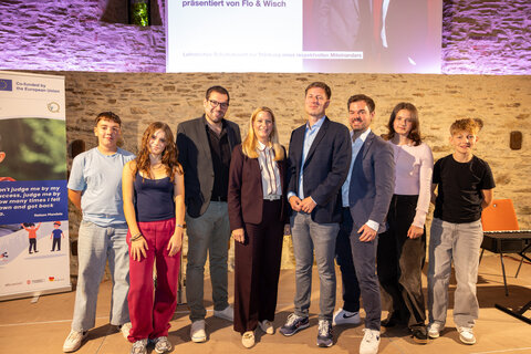 Bildungslandesrätin Daniela Winkler und Tobias Lang mit Schülerinnen und Schülern und dem Kabarett-Duo Flo & Wisch in Stadtschlaining.