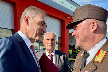 Landesrat Leonhard Schneemann gratulierte Abschnittsfeuerwehrkommandant Michael Halwachs zum Großen Silbernen Ehrenzeichen des Landes Burgenland