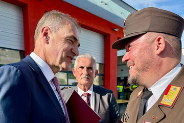 Landesrat Leonhard Schneemann gratulierte Abschnittsfeuerwehrkommandant Michael Halwachs zum Großen Silbernen Ehrenzeichen des Landes Burgenland
