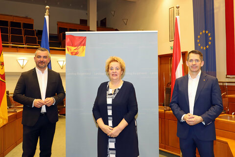 Landtagspräsidentin Verena Dunst (Mitte), Landesrat Mag. Heinrich Dorner, der das Burgenland im Ausschuss der Europäischen Regionen vertritt (l), und Mag. Rainer Winter, Leiter des Verbindungsbüros des Landes Burgenland in Brüssel (r).