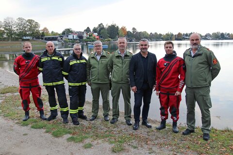 David Ernst, Robert Fleischhacker, Thorsten Böcker, Referatsleiter Anton Kandelsdorfer, Sachgebietsleiter Thomas Bochdalofsky, Landesrat Heinrich Dorner, Clemens Leitner und Landesfeuerwehrkommandant Franz Kropf.