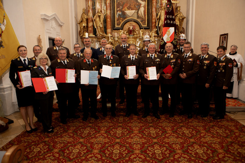 Gruppenfoto mit allen Ausgezeichneten für ihre würdigen Verdienste.