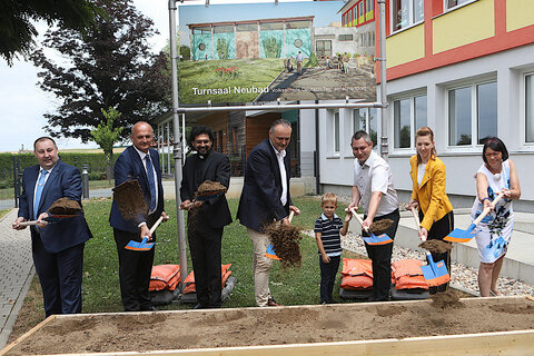 Vizebürgermeister Franz Richter, Bürgermeister Helmut Kopeszki, Pfarrer Angelo Rajaseelan, Landeshauptmann Hans Peter Doskozil (v.l.) sowie Direktorin Brigitte Jandrisevits (r.). beim Spatenstich.