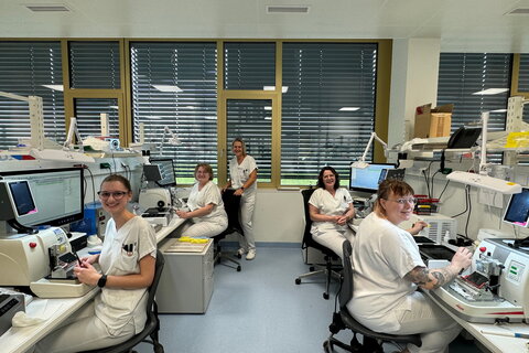 Primaria Dr.in Evelyn Gräf mit ihrem Team an den Mikroskopen.