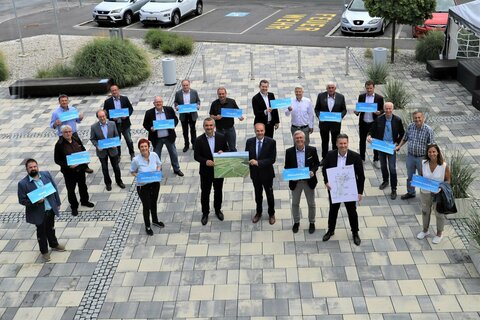 (1. Reihe v.l.n.r.):  Bürgermeisterin der Marktgemeinde Steinberg-Dörfl, Klaudia Friedl; Landesrat Mag. Heinrich Dorner; Landesrat Dr. Leohnard Schneemann; Bürgermeister der Stadtgemeinde Oberpullendorf, Rudolf Geißler; Wirtschaftsagentur Burgenland GmbH-Geschäftsführer Mag. Harald Zagiczek; und die anwesenden Vertreterinnen und -vertreter der Standortgemeinden;