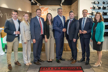 Gruppenbild von der Jubiläumsfeier (v.l.) Abgeordneter zum Nationalrat Christoph Zarits, Landtagsabgeordnete DI Julia Schneider-Wagentristl, BSc, Europa-Abgeordneter Mag. Christian Sagartz, BA, Vizebürgermeisterin Eva Schachinger, MA, Bundeskanzler Karl Nehammer, Bürgermeister Christian Kurz, BA, Landesrat Dr. Leonhard Schneemann, Landtagsabgeordnete Melanie Eckhardt, MSc.