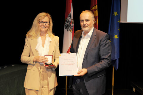 Landeshauptmann Hans Peter Doskozil überreichte der Leiterin des BG/BRG/Borg Eisenstadt Karin Rojacz-Pichler das Großes Silbernes Ehrenzeichen
