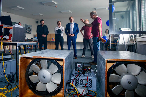 Um zu erklären, wie Erosionsforschung im Windkanal funktioniert, wurde im Landhaus ein mobiler Windkanal des Instituts für Geographie und Regionalforschung der Universität Wien aufgebaut: Ass.-Prof. Mag. Dr. Robert Peticzka (Institut für Geographie und Regionalforschung Uni Wien) mit Landesrat Leonhard Schneemann, Landtagspräsident Robert Hergovich und Forschungskoordinator Martin Zloklikovits.