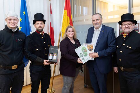 Eine Delegation der Rauchfangkehrer-Innung überbrachte Landeshauptmann Doskozil die traditionellen Neujahrswünsche: (v.l.n.r.) Rauchfangkehrer-Geselle Kai Grieer, Landesinnungsmeister Anton Zolles, Carola Semeliker (Wirtschaftskammer Burgenland, Sparte Gewerbe und Handwerk), Landeshauptmann Hans Peter Doskozil, Innungsmeister-Stellvertreter Roland Grieer.