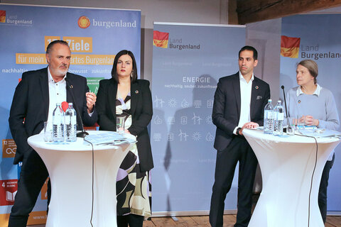 Präsentierten im Seehof Donnerskirchen die Klimastrategie 2030 der Burgenländischen Landesregierung: (v.l.n.r.) Landeshauptmann Hans Peter Doskozil, Landeshauptmann-Stellvertreterin Astrid Eisenkopf, Burgenland Energie Vorstandsvorsitzender Stephan Sharma, Klimaforscherin Helga Kromp-Kolb.