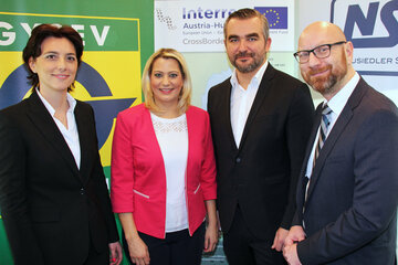 Infrastrukturlandesrat Mag. Heinrich Dorner, Landesrätin Mag.a (FH) Daniela Winkler, Dr. Hana Dellemann, Generaldirektorin-Stv. Raaberbahn AG, und DI (FH) DI Arnold Schweifer, Geschäftsführer Neusiedler Seebahn GmbH, präsentierten am Bahnhof in Pamhagen die aktuellsten Fahrgastzahlen, zusätzliche Angebote und infrastrukturelle Maßnahmen für die burgenländischen Pendlerinnen und Pendler.