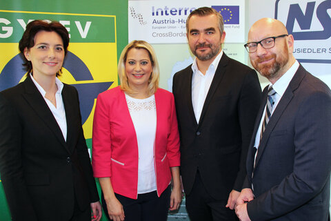 Infrastrukturlandesrat Mag. Heinrich Dorner, Landesrätin Mag.a (FH) Daniela Winkler, Dr. Hana Dellemann, Generaldirektorin-Stv. Raaberbahn AG, und DI (FH) DI Arnold Schweifer, Geschäftsführer Neusiedler Seebahn GmbH, präsentierten am Bahnhof in Pamhagen die aktuellsten Fahrgastzahlen, zusätzliche Angebote und infrastrukturelle Maßnahmen für die burgenländischen Pendlerinnen und Pendler.