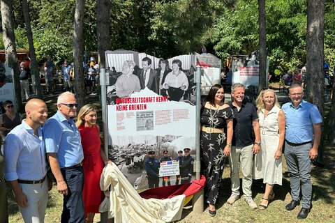 Landeshauptmann-Stellvertreterin Astrid Eisenkopf (4.v.r.) mit Bürgermeisterin Bettina Zentgraf, Nationalrat Illmitz-Bürgermeister Maximilian Köllner, Landtagsabgeordnete, Siegendorfs Bürgermeisterin Rita Stenger, Historiker Wolfgang Bachkönig  sowie weiteren Zeitzeuginnen und Zeitzeugen sowie Helferinnen und Helfern in Mörbisch.