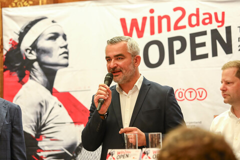 Sportlandesrat Heinrich Dorner bei der Pressekonferenz im Café Landtmann in Wien