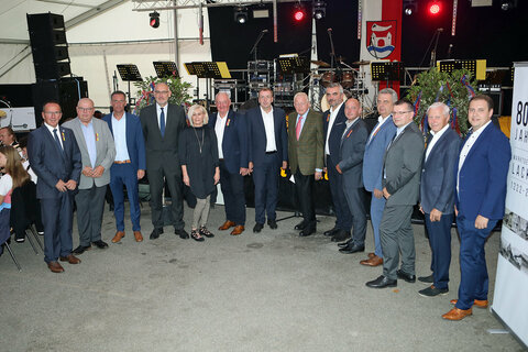 Landesrat Mag. Heinrich Dorner (6.v.r.) mit Nationalrat Mag. Christian Drobits (8.v.r.) sowie Ex-Bundeskanzler Dr. Franz Vranitzky (7.v.r.) sowie Bürgermeistern und Politiker-Freunden aus den Nachbargemeinden.