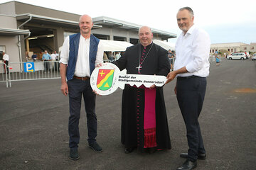 Landeshauptmann Hans Peter Doskozil (r.) mit Bürgermeister Reinhard Deutsch und Stadtpfarrer Franz Brei (v.l.).