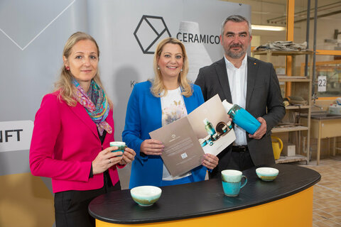 Bildungslandesrätin Daniela Winkler, CERAMICO-Geschäftsführerin und Schuldirektorin Anita Wolf und Infrastrukturlandesrat Heinrich Dorner informieren über das Angebot der CERAMICO
