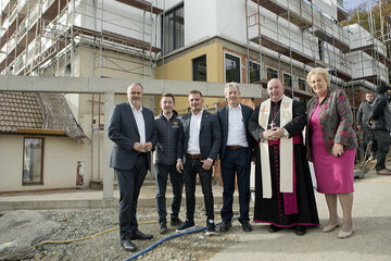 Landeshauptmann Hans Peter Doskozil mit Patrick Goger, Marcel Puchas, Hotelier Josef Puchas, Stadtpfarrer Kanonikus Franz Brei und Landesabgeordnete Verena Dunst vor dem Neubau des Hotels in Kukmirn.