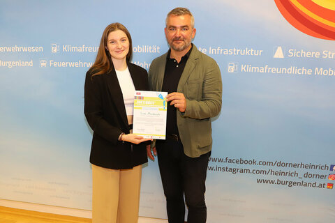 Landesrat Mag. Heinrich Dorner (r.) gratulierte Lisa Muskovich (l.) zu ihrer Auszeichnung als Preisträgerin beim ORF-Redewettbewerb "Sag´s multi".