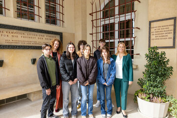Bildungslandesrätin Daniela Winkler mit Schülerinnen und Schülern vor dem Landhaus in Eisenstadt