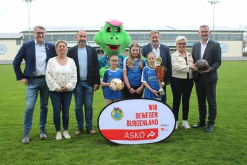 Hopsi Hopper_01: (von rechts) Sportlandesrat Mag. Heinrich Dorner, ASKÖ-Vizepräsidentin LAbg. Doris Prohaska, Bildungsdirektor Alfred Lehner, Bürgermeister Ing. Harald Kahr, Lehrerin Marion Jany und OSG Geschäftsführer ASKÖ Vizepräsident Dr. Alfred Kollar mit den Fußballerinnen der Volksschule Großpetersdorf.