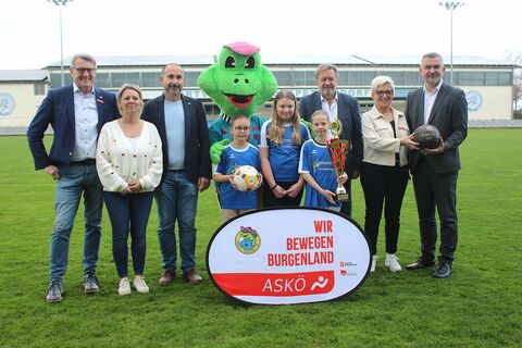 Hopsi Hopper_01: (von rechts) Sportlandesrat Mag. Heinrich Dorner, ASKÖ-Vizepräsidentin LAbg. Doris Prohaska, Bildungsdirektor Alfred Lehner, Bürgermeister Ing. Harald Kahr, Lehrerin Marion Jany und OSG Geschäftsführer ASKÖ Vizepräsident Dr. Alfred Kollar mit den Fußballerinnen der Volksschule Großpetersdorf.
