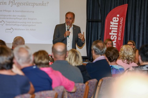 Soziallandesrat Dr. Leonhard Schneemann präsentierte die Aufteilung der neuen Pflegeregionen.