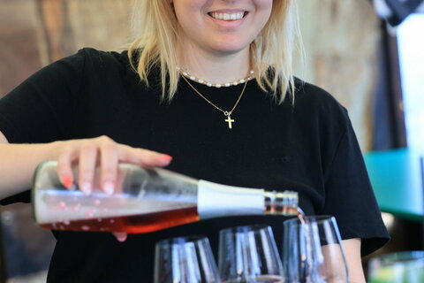 Von 20. bis 23. Mai laden 30 burgenländische Gastgeberinnen und Gastgeber zum 21. Burgenland Kul(t)inarium im ehrwürdigen Ambiente Am Hof in der Wiener Innenstadt. „Kulti“ ist Vielfalt und Kult – Kulinarik und Wein aus dem ganzen Burgenland,Musik, Gewinnspiele und Urlaubsinfos von Burgenland Tourismus.