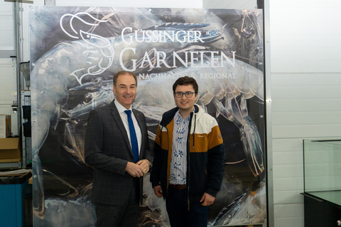 Wirtschaftslandesrat Dr. Leonhard Schneemann besuchte das junge Unternehmen Güssinger Garnelen. Dabei führte Schneemann interessante Gespräche mit Geschäftsführer Georg Ofner (Foto 1, v.l.).