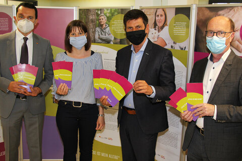 Geschäftsführer Mag. (FH) Harald Horvath, Regionalmanagement Burgenland GmbH, Pflegeberaterin Beate Igler, Soziallandesrat Christian Illedits und Bezirkshauptmann Mag. Klaus Trummer bei der Eröffnung der Wanderausstellung „Pflege ist mein Alltag“ in der Bezirkshauptmannschaft Oberpullendorf