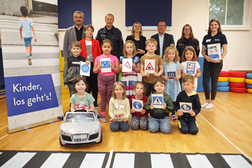 Verkehrslandesrat Heinrich Dorner (hinten, links), mit Bürgermeister Christian Weninger (3.v.r., hinten), DI Sabine Kaulich (3.v.l., hinten) vom Kuratorium für Verkehrssicherheit (KFV, Kommunikation und Projektentwicklung) sowie Polizeibeamten, den Betreuerinnen und Kleinsten im Kindergarten Lackenbach.