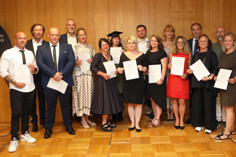 Soziallandesrat Dr. Leonhard Schneemann und Schulleiter Mag. Günter Hochwarter, MSc mit allen Diplomantinnen und Diplomanten in Pinkafeld.