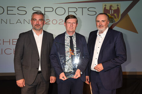 Landeshauptmann Hans Peter Doskozil und Andreas Schlögl, BDO Burgenland GmbH Steuerberatungskanzlei, mit Manfred Klepeisz, der in Vertretung seines Sohnes, Basketballspieler Thomas Klepeisz, die Auszeichnung für den „Sportler des Jahres“ entgegennahm