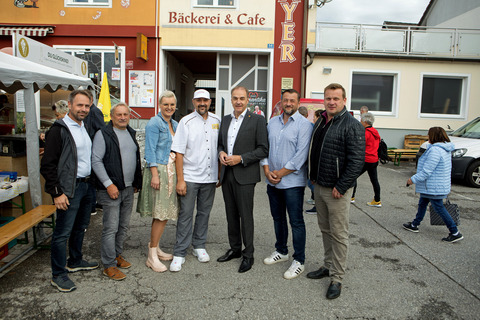 Landesrat Dr. Leonhard Schneemann bei seinem Besuch beim Tag der offenen Backstube bei der Bäckerei Bayer in Wolfau