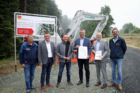 Herbert Sifkovits, Roman Eder, René Raaber, Landesrat Heinrich Dorner, Baudirektor Wolfgang Heckenast und BBS-Leiter Markus Tuma (Baudirektion, Bau und Betrieb Süd) (v.l.).