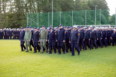 Gruppenfoto vom Einzug der Freiwilligen Feuerwehren am Sportplatz in Grafenschachen.