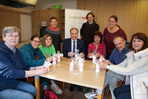 Katalin Melcer, Sonja Gredinger und Sandra Watzka (Klientinnen pro mente Zurndorf), pro mente Burgenland Geschäftsführerin Obfrau Mag.a Eva Blagusz, Soziallandesrat Dr. Leonhard Schneemann, pro mente Burgenland Vorständin Obfrau-Stv.in Mag.a Sonja Karall, Evelin Lichtenberger (Klientin pro mente Zurndorf), Jasmin Tinhof, Standortleitung pro mente Mattersburg, Florian Zacherl (Klient pro mente Zurndorf) und Erni Kiss (Mitarbeiterin pro mente Zurndorf)