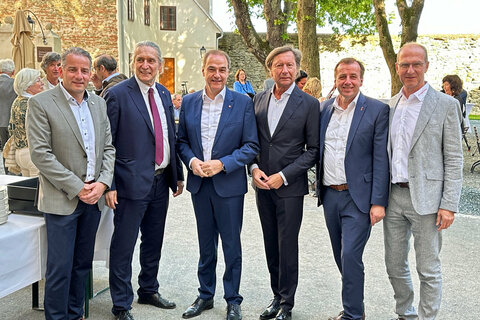 NAbg. Christian Drobits, Stadtschlainings Bürgermeister Markus Szelinger, KLANGfrühling-Intendant Gerhard Krammer, Landesrat Dr. Leonhard Schneemann, 3. LT-Präsident Mag. Kurt Maczek und KLANGfrühling-Geschäftsführer Werner Glösl.