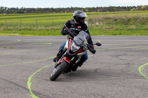 Das Land Burgenland fördert auch 2026 wieder Warm-up-Trainings und Fahrsicherheitstrainings für Bikerinnen und Biker. Trainings können bei den Mobilitätsclubs ARBÖ und ÖAMTC wie auch burgenländischen Fahrschulen gemacht werden (Archivbild Fahrsicherheitszentrum Neutal)