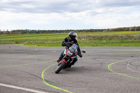 Das Land Burgenland fördert auch 2026 wieder Warm-up-Trainings und Fahrsicherheitstrainings für Bikerinnen und Biker. Trainings können bei den Mobilitätsclubs ARBÖ und ÖAMTC wie auch burgenländischen Fahrschulen gemacht werden (Archivbild Fahrsicherheitszentrum Neutal)