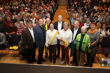 Landesrat Dr. Leonhard Schneemann (Mitte, hinten) mit dem Vorstand des Burgenländischen Seniorenbeirates sowie den Vortragenden Dr. Karin Grün (r.) und Grete Krojer (4.v.r.) im Kulturzentrum Eisenstadt.