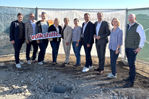 Landesrat Dr. Leonhard Schneemann, der Hirmer Bürgermeister Christian Wöhl, Mattersburgs Bürgermeisterin LAbg. Claudia Schlager, SoWo-Geschäftsführerin DIin Melanie Piskernik und Hirms Vizebürgermeisterin Sandra Puntigam bei der Grundsteinlegung  für den Pflegestützpunkt Hirm.