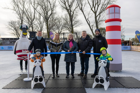 PODO_01: Patrick Hierner (Burgenland Tourismus), Landesrätin Daniela Winkler, Michaela Wohlfart (Bürgermeisterin), Josef Steiner (SPÖ Podersdorf), René Lentsch (GF, Podersdorfer Tourismus Verband) bei der Eröffnung von POOD ON ICE.