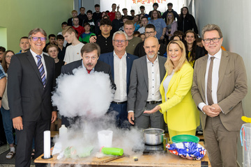 Forschungskoordinator Mag. Werner Gruber (2.v.l.) präsentierte gemeinsam mit Bildungslandesrätin Mag.a Daniela Winkler (2.v.r.), Bildungsminister Ao. Univ.-Prof. Dr. Martin Polaschek (r.), Bürgermeister LAbg. Mag. Thomas Steiner (Mitte) und PTS Eisenstadt-Direktor Ronald Popovits, BEd, BEd, ein Schauspiel der Wissenschaft.
