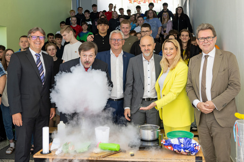 Forschungskoordinator Mag. Werner Gruber (2.v.l.) präsentierte gemeinsam mit Bildungslandesrätin Mag.a Daniela Winkler (2.v.r.), Bildungsminister Ao. Univ.-Prof. Dr. Martin Polaschek (r.), Bürgermeister LAbg. Mag. Thomas Steiner (Mitte) und PTS Eisenstadt-Direktor Ronald Popovits, BEd, BEd, ein Schauspiel der Wissenschaft.