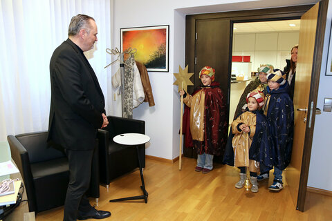 Landeshauptmann Hans Peter Doskozil zeigte sich über den Besuch der Sternsingergruppe der Pfarre Mattersburg erfreut. Die Sternsinger wurden von Viktoria Lehrner-Fabes begleitet.
