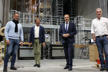 Wirtschaftslanderat Leonhard Schneemann beim Besichtigen des Betriebs mit Eigentümer Edgar Stameseder (r.), Bürgermeister Kurt Maczek (2 v.l.) und Betriebsleiter Rene Schermann.