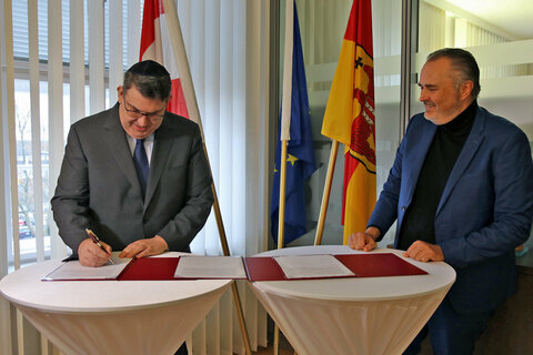 LH Hans Peter Doskozil und IKG-Präsident Oskar Deutsch bei der Vertragsunterzeichnung zur Übergabe des Jüdischen Zentralarchivs an die Israelitische Kultusgemeinde Wien.