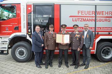 Im Zuge des Festaktes wurde Hauptbrandinspektor (HBI) Ewald Weber zum Ehren-Feuerwehrkommandanten der Freiwilligen Feuerwehr Lutzmannsburg ausgezeichnet. Am Foto: Landtagsabgeordneter Bürgermeister Roman Kainrath, Feuerwehrkommandant Oberbrandinspektor (OBI) Manuel Borbely, Landesfeuerwehrkommandant-Stellvertreter LBDS Martin Reidl und Landesrat Mag. Heinrich Dorner (v.l.).